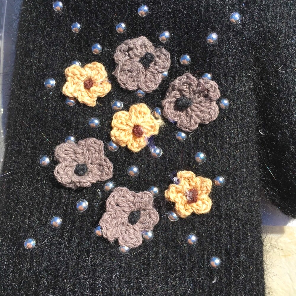 BOUTIQUE SUPER DOFT FAUX FUR LINED EMBELLISHED MITTENS - Picture 5 of 7